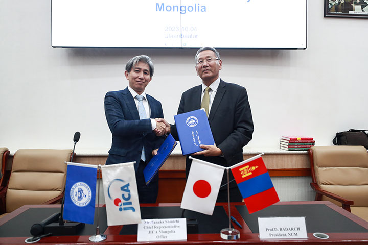 モンゴル事務所長田中伸一とモンゴル国立大学バダルチ学長とのMOC締結様子