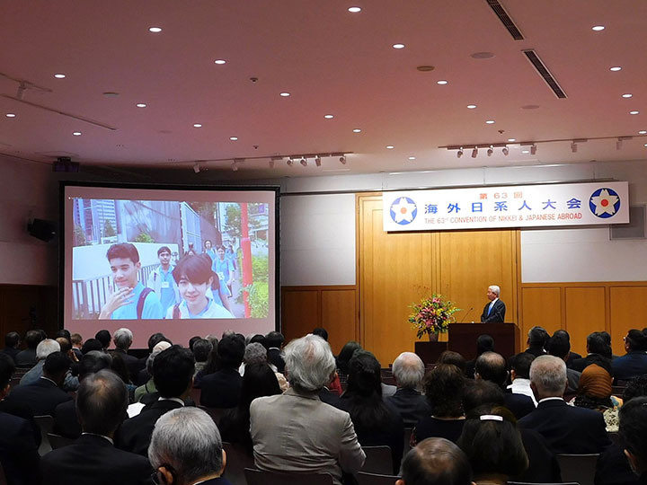 講演で日系社会次世代育成研修の様子を紹介