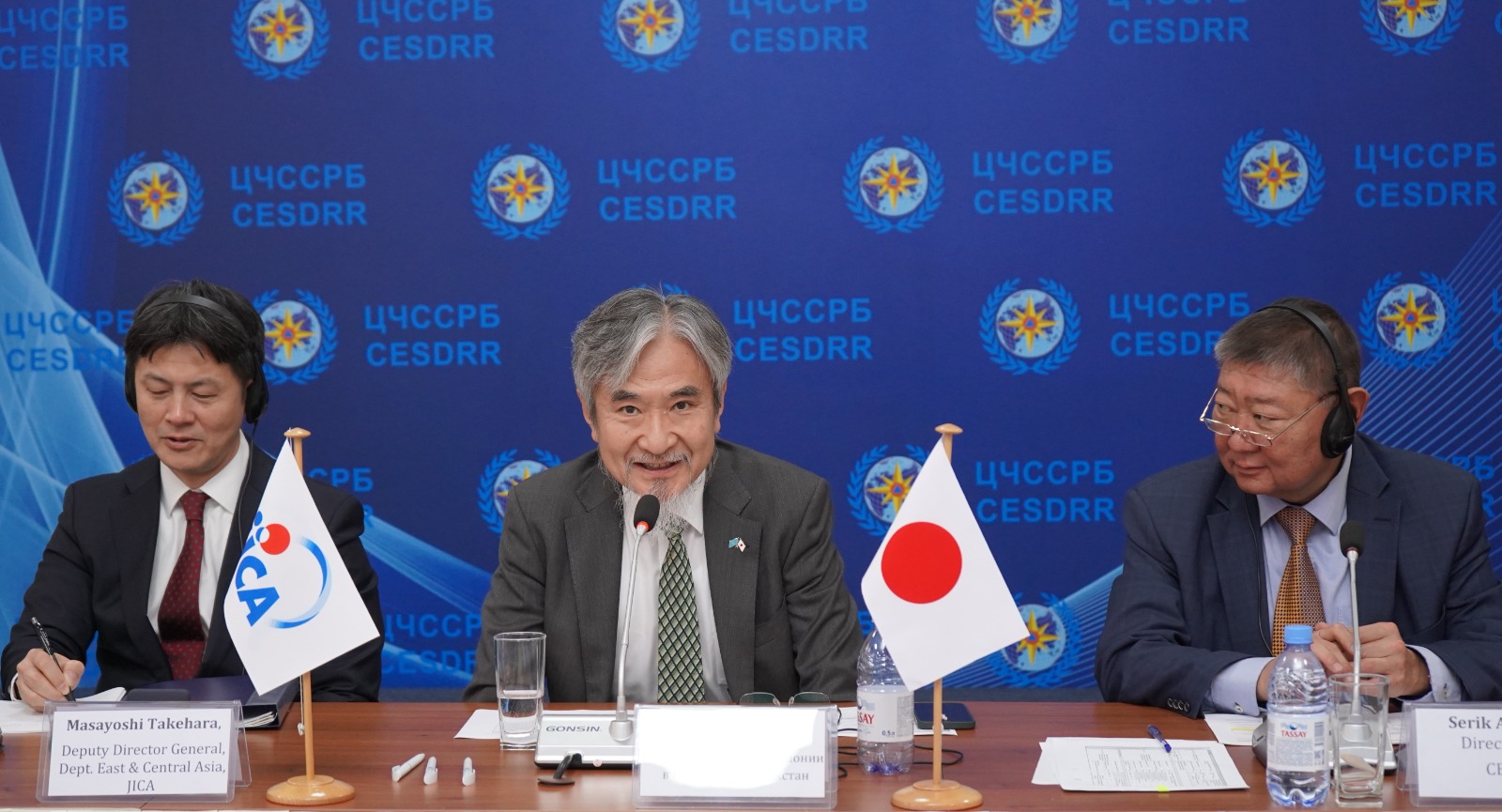 成果文書への署名、中央は山田駐カザフスタン日本大使