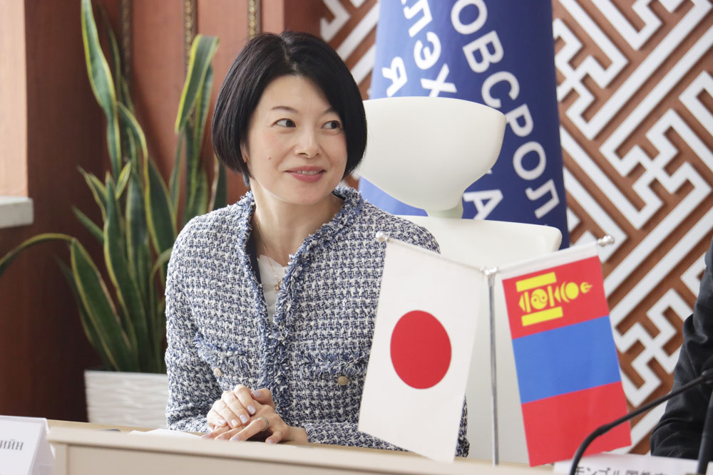 （覚書の署名式に参加する森澤品川区長）