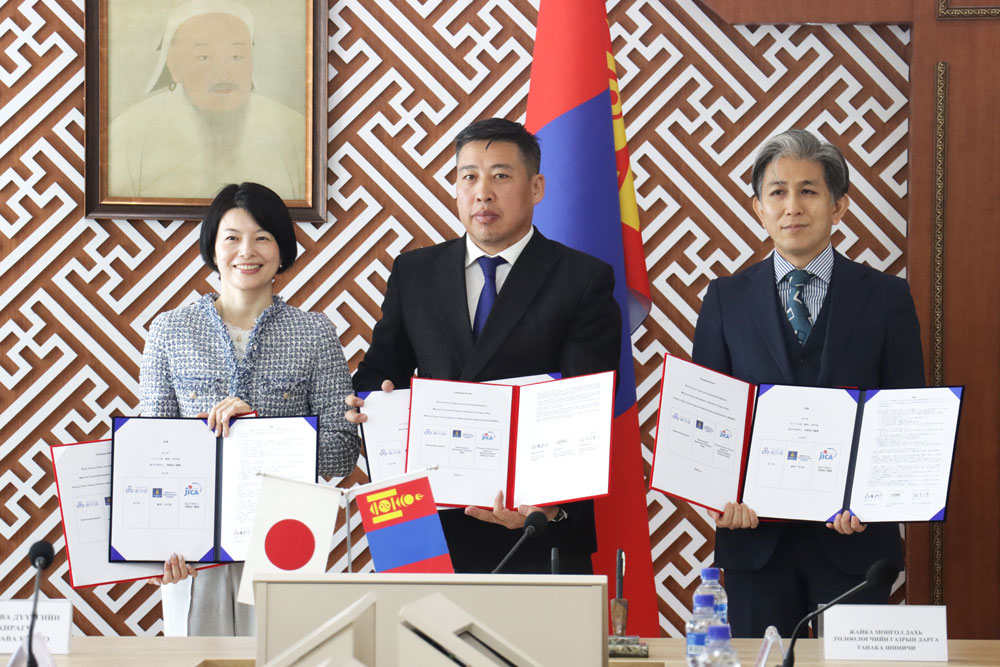 （ 3者（左から品川区、モンゴル教育・科学省、JICA）で覚書を締結した様子）