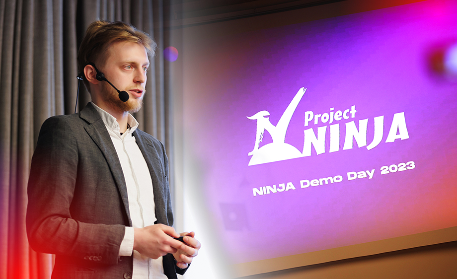 NINJAプロジェクトのイベントでプレゼンするウクライナスタートアップの男性