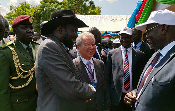 南スーダンの大統領と副大統領と田中理事長が談笑する様子