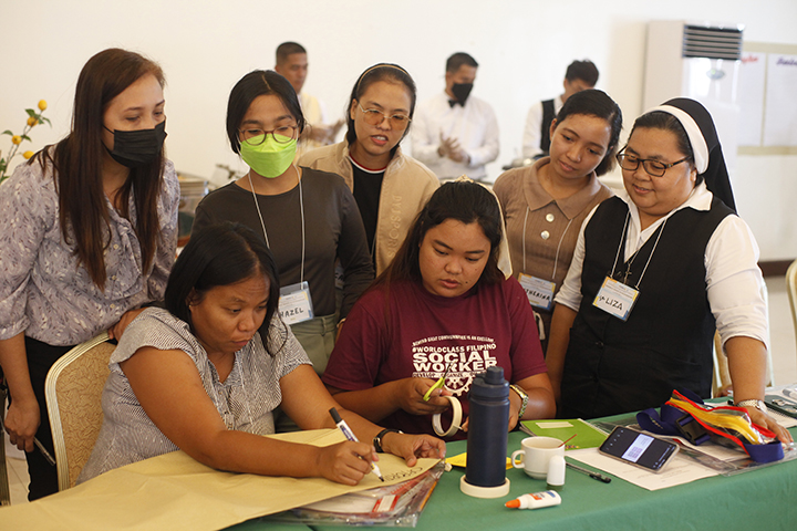 グループワークをするフィリピンの施設職員の女性たち