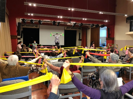 Conducting calisthenics for elderly Nikkei people to prevent muscle weakness.