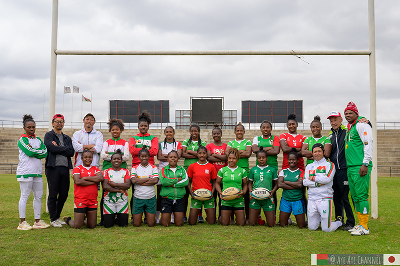 4 volontaires avec l’équipe Ladies Makis avant les Jeux des îles.