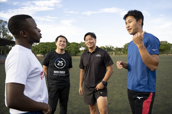 サッカー交流にて、現地のサッカークラブ関係者（左）と事前打合せを行う（右から）飯塚翔太選手、鰍澤耕平サッカー隊員と豊田裕浩コーチ