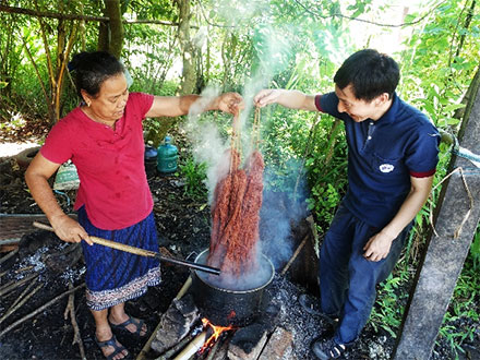 Working with producers to dye paper yarn with plant dyes.