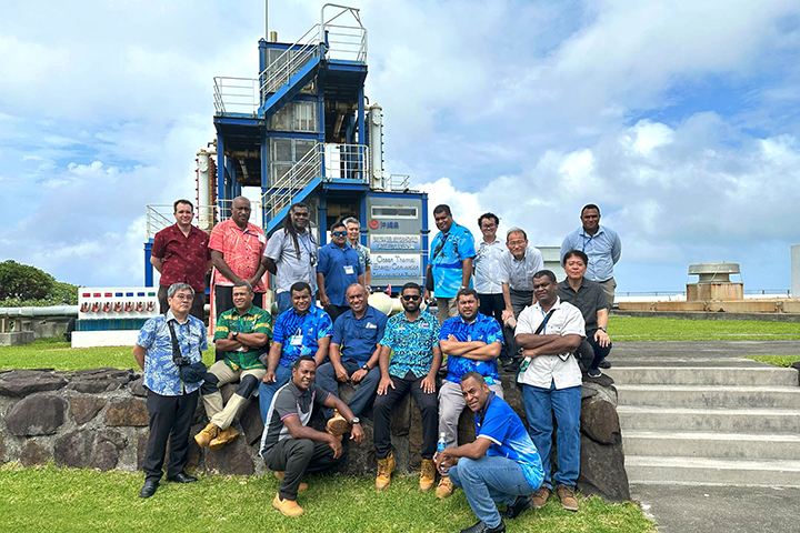 久米島の実証施設の前で記念写真を撮るフィジー共和国の技術者たち