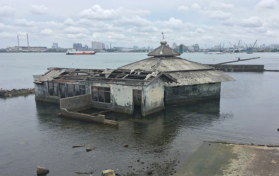 地盤沈下によって海に沈んだジャカルタのモスク