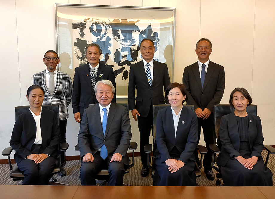 天皇皇后両陛下が帰国したシニア海外協力隊及び日系社会シニア
