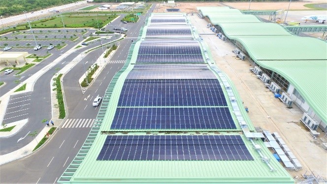 フィリピン新ボホール空港に設置された屋根一面の太陽光パネル