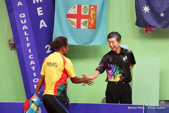 オリンピックのオセアニア予選最終戦で勝利をおさめたトミー選手握手する高嶋さん