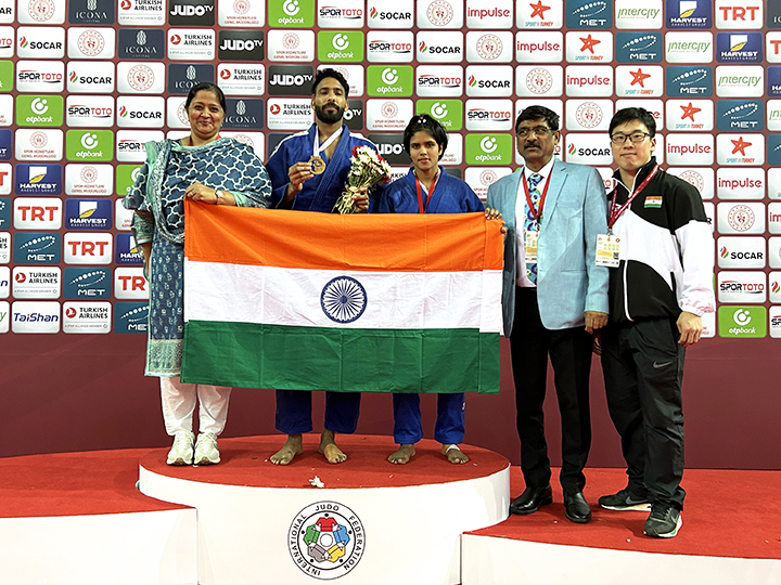 国際資格障害者スポーツ連盟（IBSA）の柔道グランプリ大会で優勝したパーマー選手と、５位入賞のコキーラ選手、長尾さん