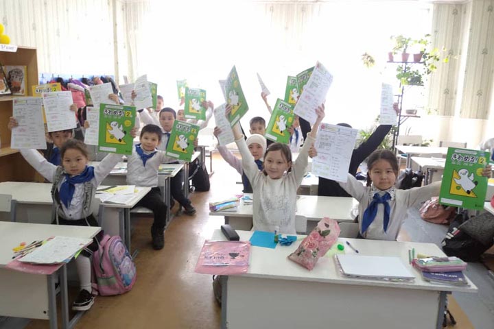 放課後の算数クラブで学ぶ小学生たち