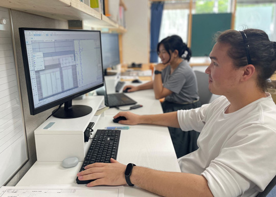 日本の企業で働くエミルさん