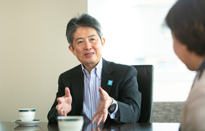 対談中の沖教授