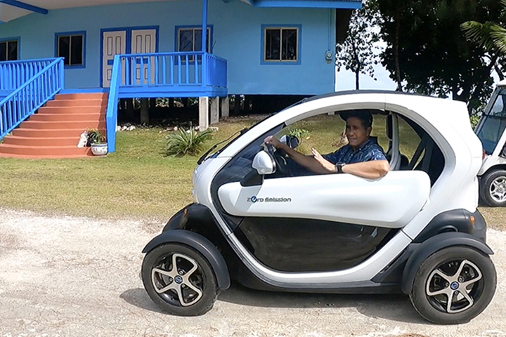 「姫島モデル」のEV自動車をテスト試乗するパラオ大統領