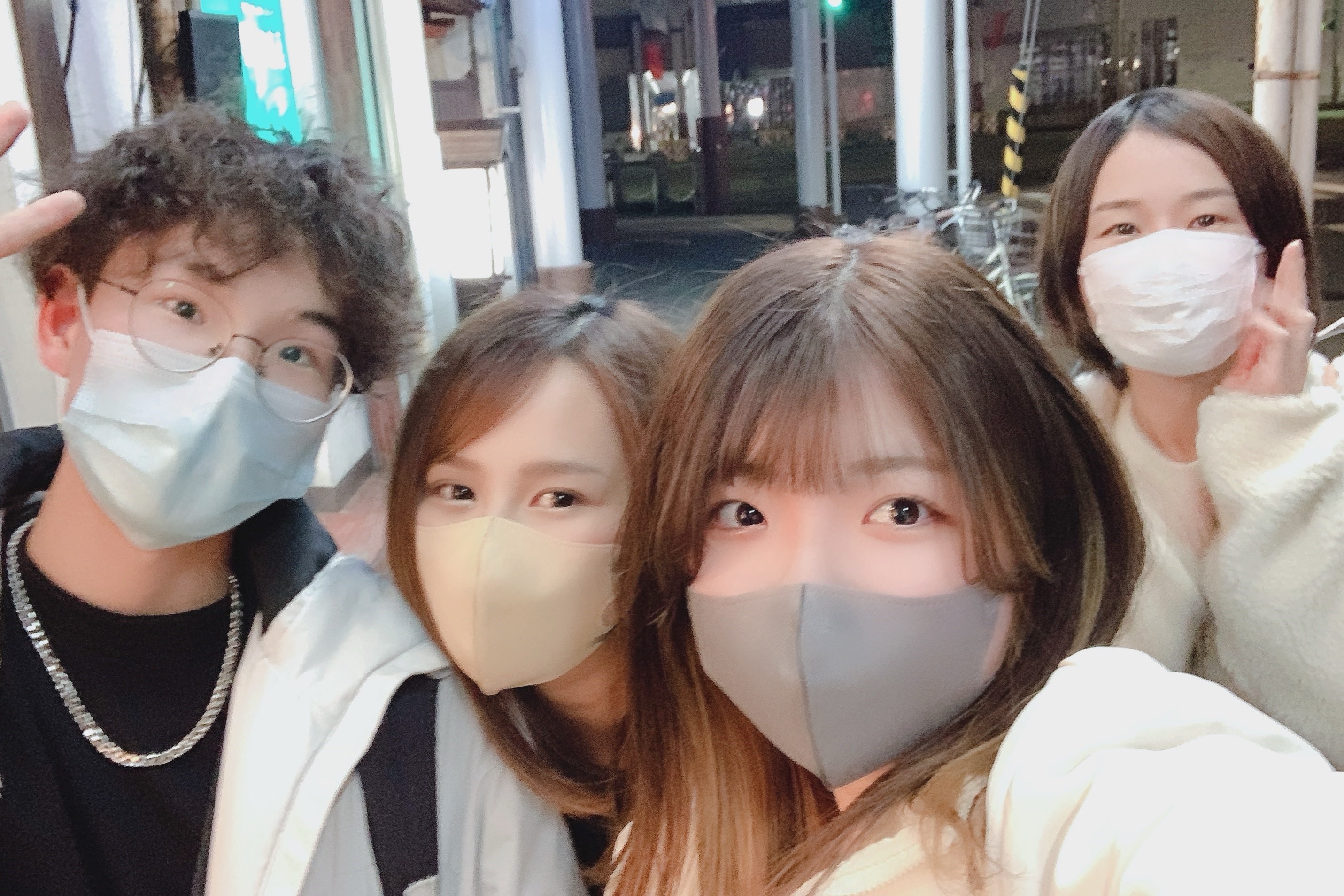 コンドウ印刷の社員と記念写真を撮るツェルメグさん（左）