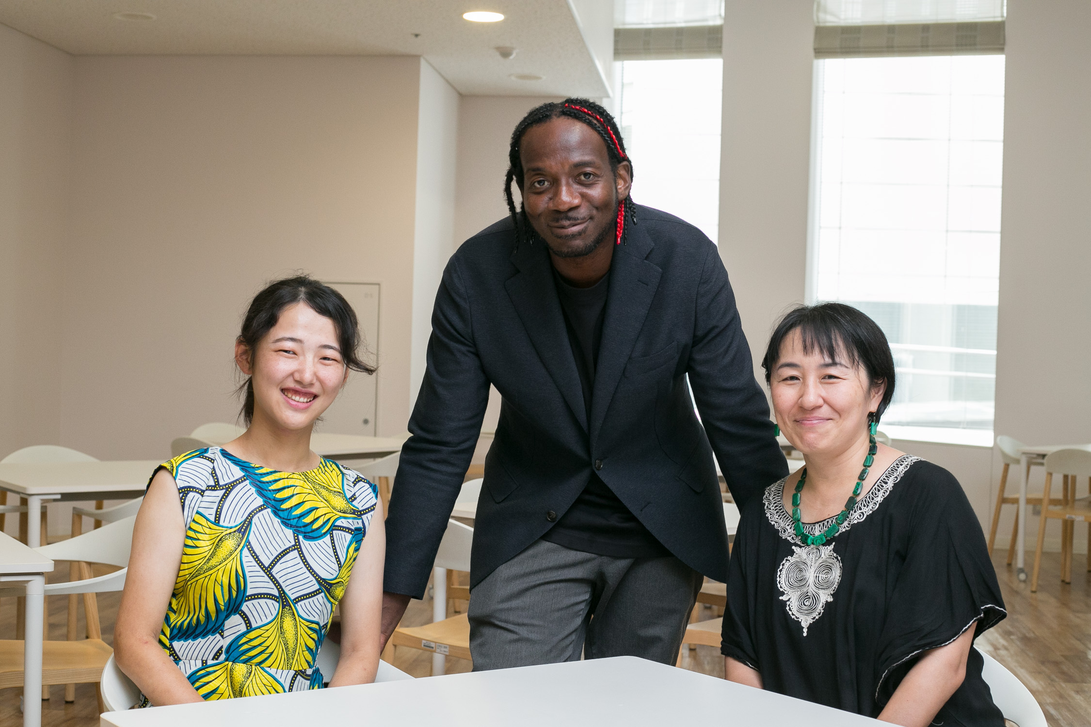 星野ルネさん（中央）、JICAアフリカ部の仁木保澄さん（左）と櫛田眞美さん（右）