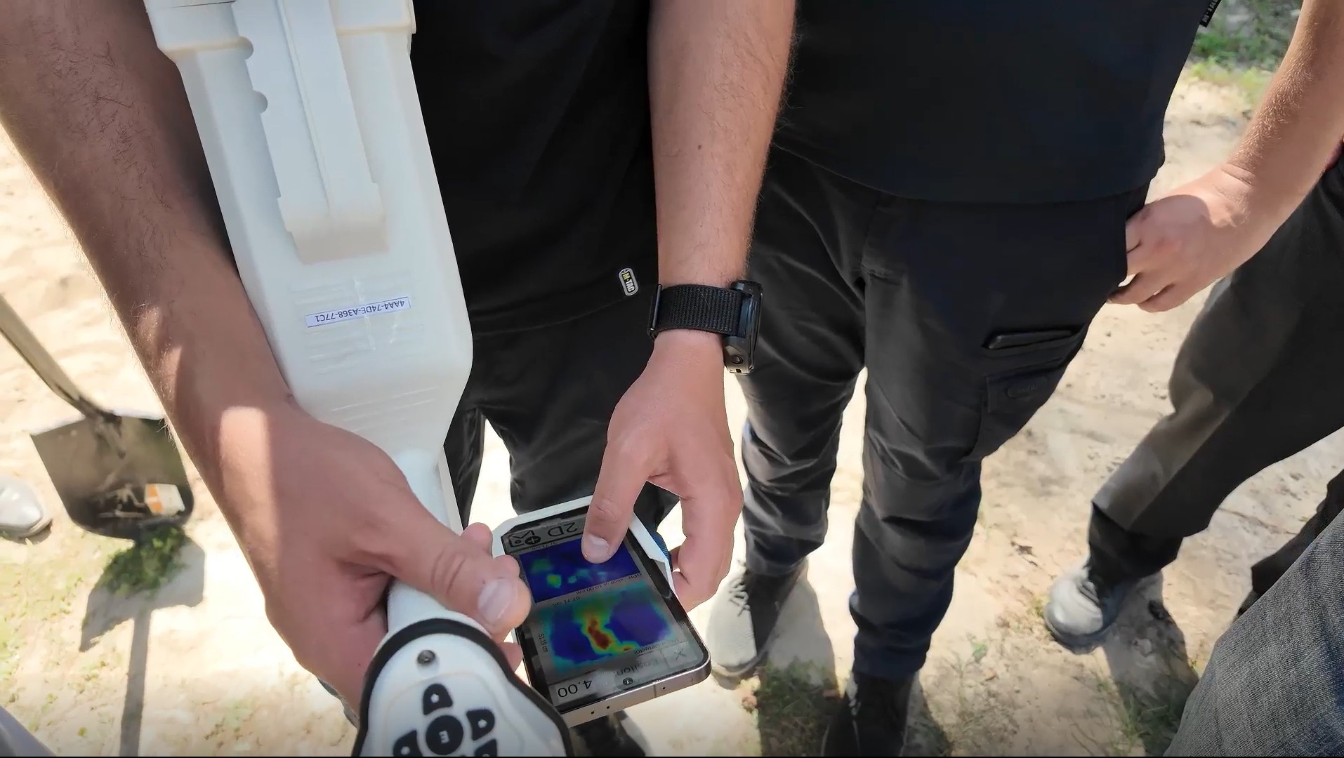 ｢ＡＬＩＳ｣でスキャンした地中の様子をスマホで確認するデミトロさん 