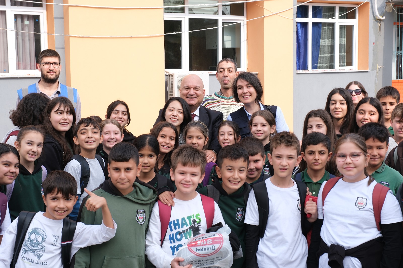 日本の技術で耐震化されたトルコの中学校の生徒たち 