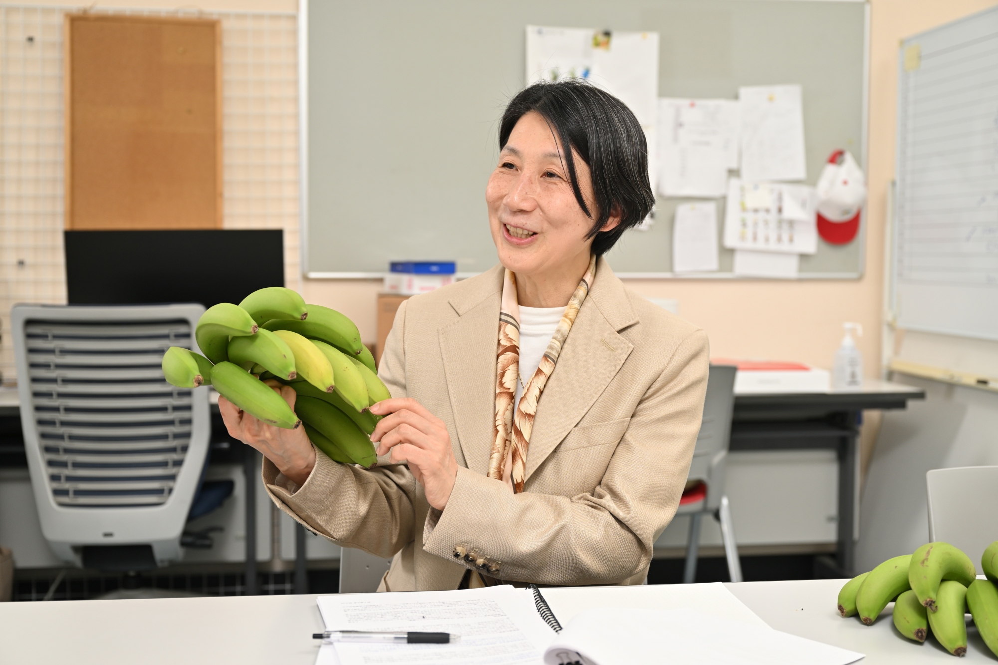 バナナを手にインタビューに応じる渡辺教授