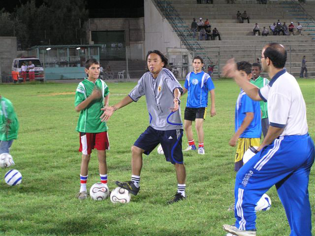 パレスチナ自治区で子どもたちにサッカーを指導する北澤豪さん（北澤さん提供）