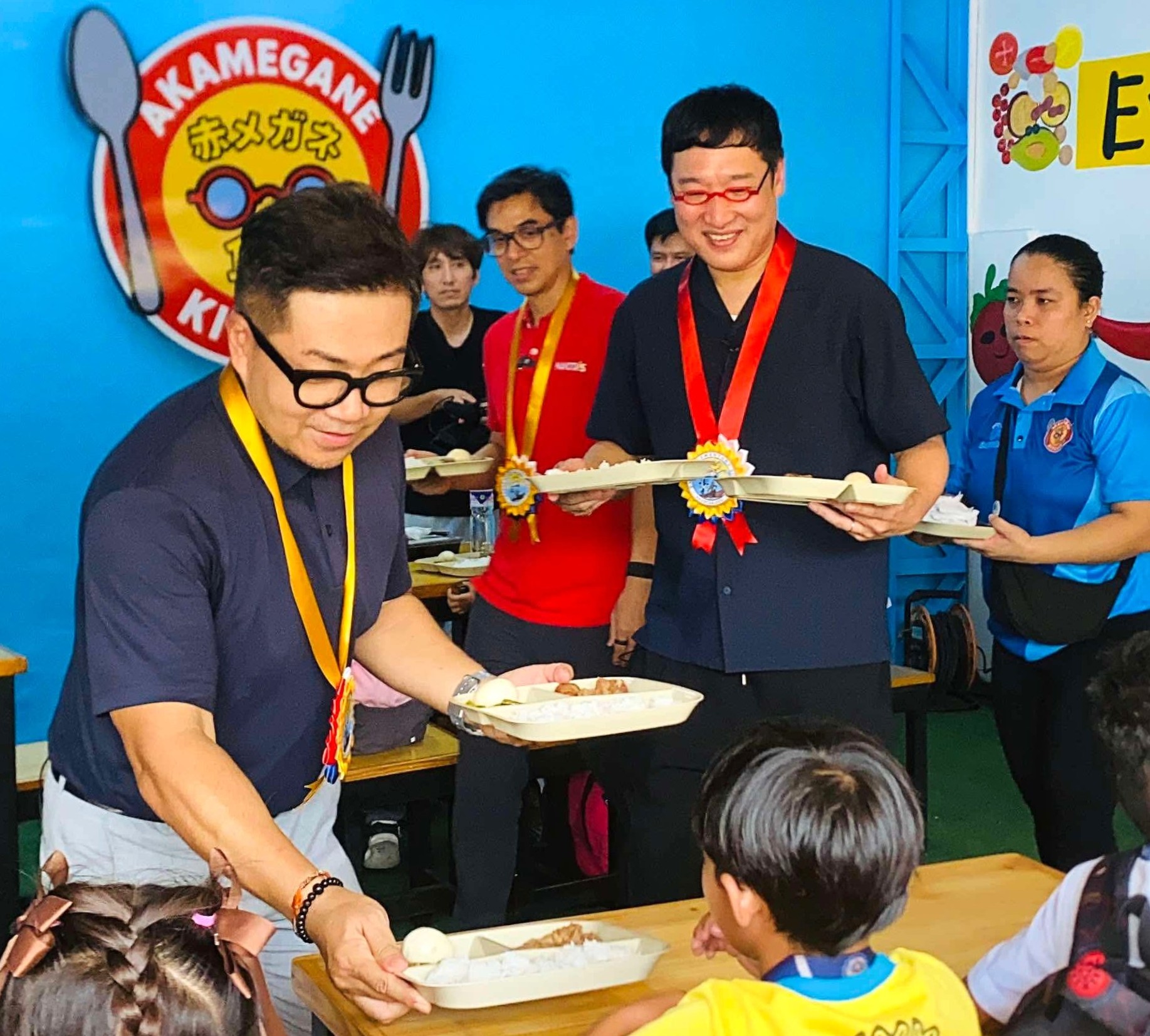 マニラに開設した「赤メガネ食堂」で、給食を配る山里亮太さん（右から2人目）