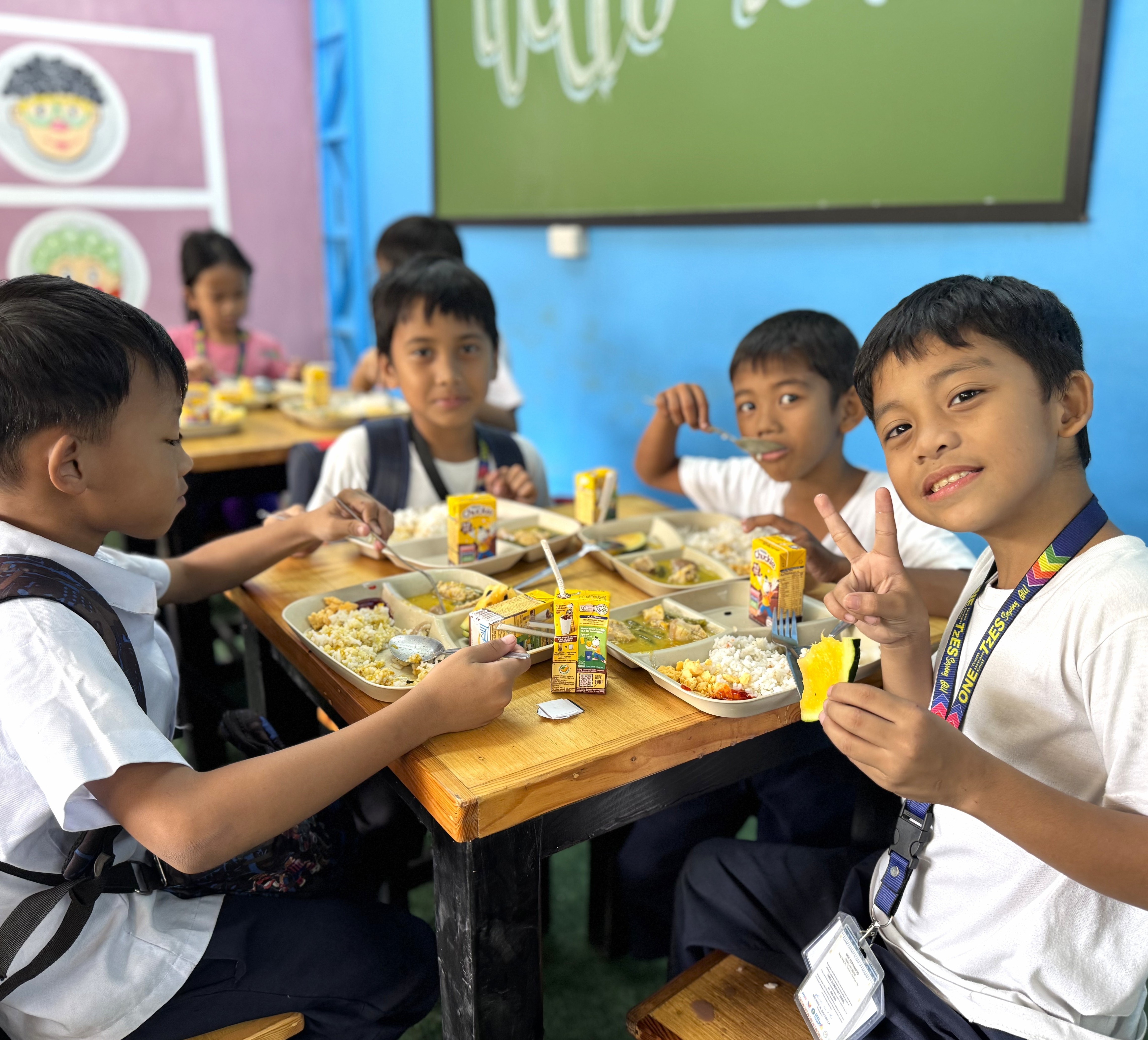 子どもたちはおいしい給食で笑顔いっぱいに（いずれも特定非営利活動法人アクション提供） 