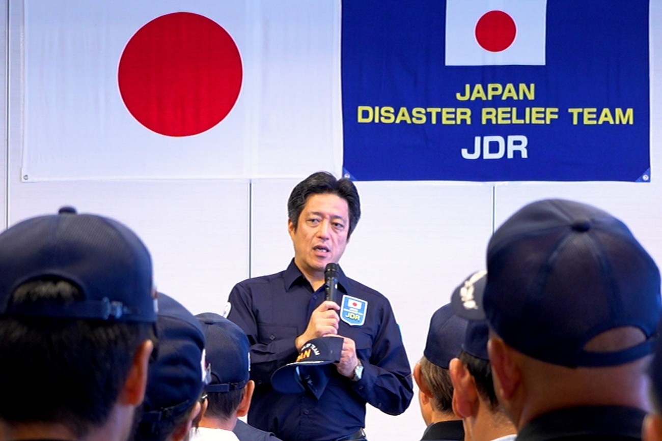 2次隊の解団式で帰国した隊員たちに感謝を伝える国際緊急援助隊事務局の近藤貴之事務局長