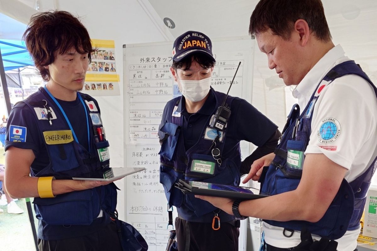 ラ・グアイラ州の日本サイトで看護リーダーとして調整に当たる高栁佳弘隊員（中央）（本人提供）