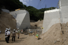日本の砂防ダムを視察する海外からの研修員