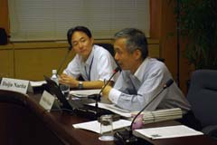 議論を進める北野副所長と成田研究員