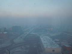 深刻な大気汚染でかすむモンゴル・ウランバートル（2010年）