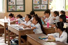 カンボジアの小学校で授業を受ける 子供たち
