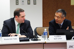 CSISのダニエル・F・ルンデ氏（左）とJICA研究所の北野尚宏所長