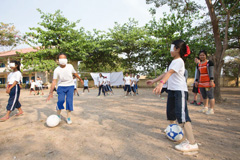 ブラインドサッカーを体験するカンボジアの小学生