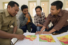 JICAはインドネシアで災害の被害軽減に向けた取り組みを実施。その一環で、大字、地方自治体、住民が共にハザードマップを検討(写真:JICA/今村健志郎)