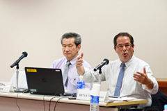 6月26日にJICA研究所でGEMレポートについて議論したアーロン・ベナボット局長(右)と吉田和浩広島大学教授