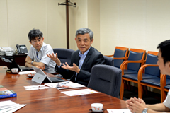 清華大学公共管理学院のシュエ・ラン院長がJICA研究所の研究員らと意見交換