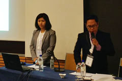 障害児教育への障壁について発表する亀山友理子元JICA研究所研究員（左）