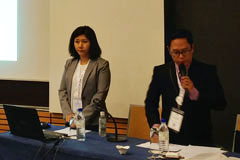 障害児教育への障壁について発表する亀山友理子元JICA研究所研究員(左)