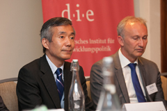 Naohiro Kitano, director of JICA Research Institute (left)