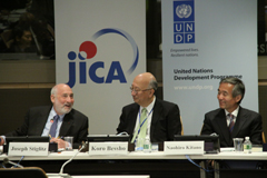 JICA-RI Director Kitano (right) and Columbia University professor Stiglitz (left)
