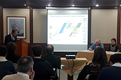 Hosono introduced the contents of the book at the seminar in Puerto Montt(left)
