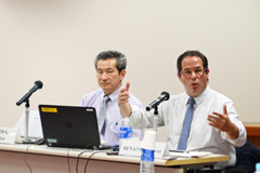 6月26日にJICA研究所でGEMレポートについて議論したアーロン・ベナボット局長（右）と吉田和浩広島大学教授