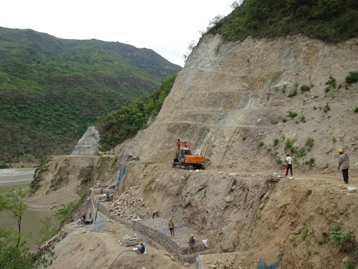 写真：急峻な山間で建設が行われ（左）、完成したネパールのシンズリ道路（右）