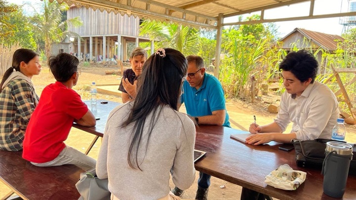 写真：家計の過重債務の状況について聞き取り調査を行う相場客員研究員（右奥）