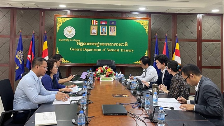 写真：リエル促進に関する研究の一環として、NBC職員とともに、経済財政省・国庫総局へのヒアリングを実施する相場客員研究員（右奥から2人目）